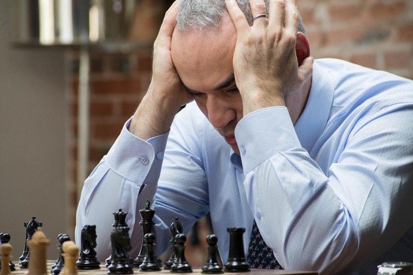 Garry Kasparov en el Chess Club and Scholastic Center of Saint Louis