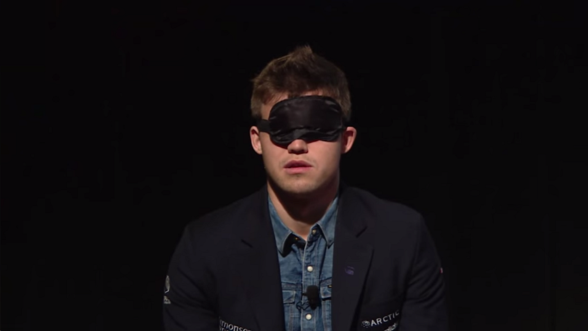 Exhibición de Carlsen a ciegas en New York.