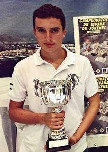 Miguel Santos, con su trofeo como Campeón de España sub-16. (Salobreña, 2015)